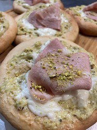 Pizza con crema di pistacchio,mozzarella,mortadella e granella edi pistacchio! Pizzeria Tacos Canicattì